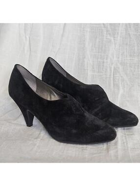 Black suede heeled shoes with front slit detailing